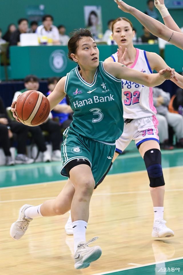 하나은행 정현(왼쪽)가 29일 부천체육관서 열린 삼성생명전 도중 돌파를 시도하고 있다. 사진제공｜WKBL