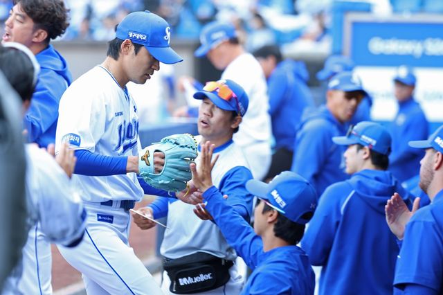 삼성 백정현(왼쪽)이 28일 대구 롯데와 개막전서 이닝을 마친 뒤 동료들과 하이파이브를 하고 있다. 사진제공｜삼성 라이온즈