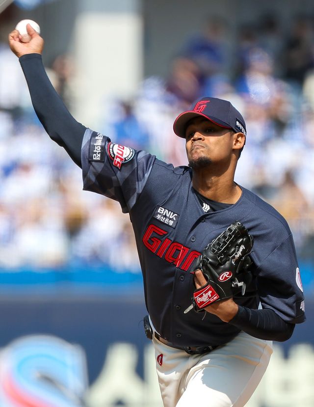 롯데 엘빈 로드리게스가 28일 대구 삼성전서 역투하고 있다. 대구｜뉴시스