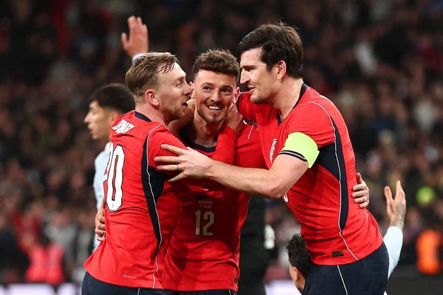 잉글랜드 대표팀 복귀한 해리 매과이어(오른쪽)가 28일(한국시간) 웸블리에서 열린 우루과이 평가전에서 선제골에 기뻐하는 모습. 사진출처｜SNS