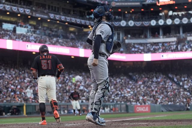 샌프란시스코 이정후가 29일(한국시간) 미국 캘리포니아주 샌프란시스코 오라클 파크서 열린 2026 MLB 양키스전서 7회말 루킹 삼진을 당한 뒤 더그아웃으로 들어가고 있다. 캘리포니아｜AP뉴시스