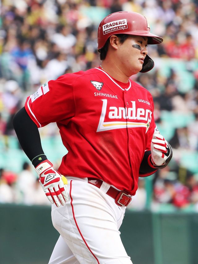 SSG 고명준이 29일 인천SSG랜더스필드서 열린 ‘2026 신한 SOL 뱅크 KBO리그’ KIA와 시즌 두 번째 맞대결에서 3회말 솔로홈런을 때린 뒤 그라운드를 돌고 있다. 고명준은 이날 4회말에도 솔로포를 터트리며 2026시즌 1호 연타석 홈런을 기록했다. 사진제공｜SSG 랜더스