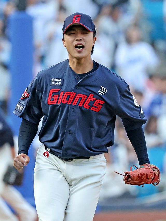 롯데 박정민이 29일 대구 삼성전서 9회말 경기를 마무리한 뒤 환호하고 있다. 대구｜뉴시스