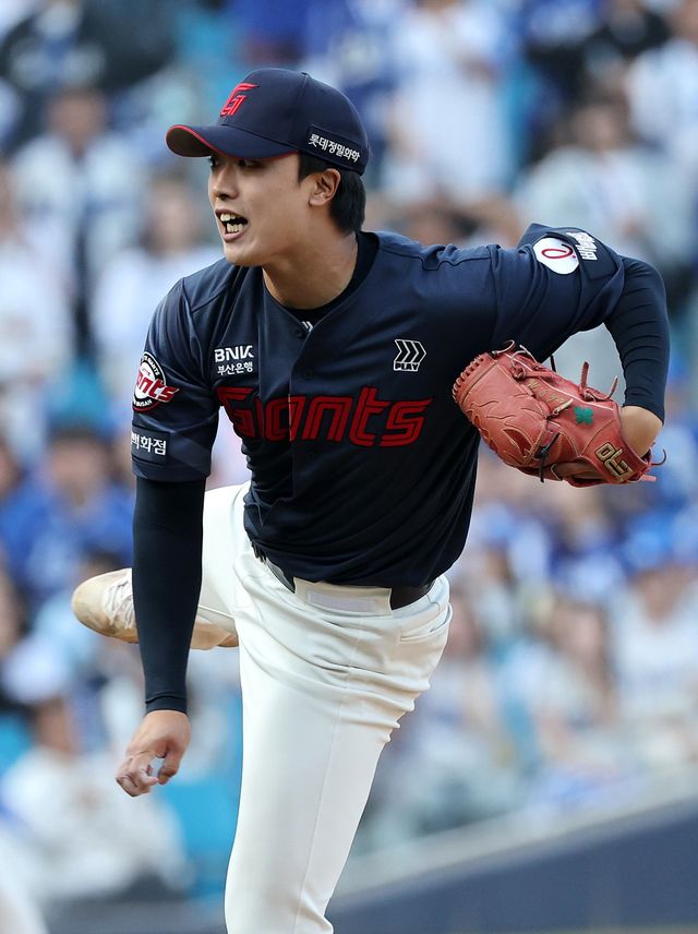 롯데 박정민이 28일 대구 삼성전서 역투하고 있다. 대구｜뉴시스