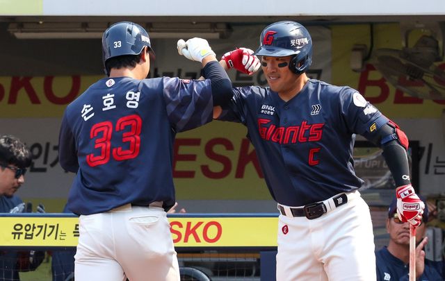 롯데 손호영(왼쪽)이 29일 대구 삼성전 4회초 최원태를 상대로 홈런을 쳐낸 뒤 전준우와 하이파이브를 하고 있다. 대구｜뉴시스