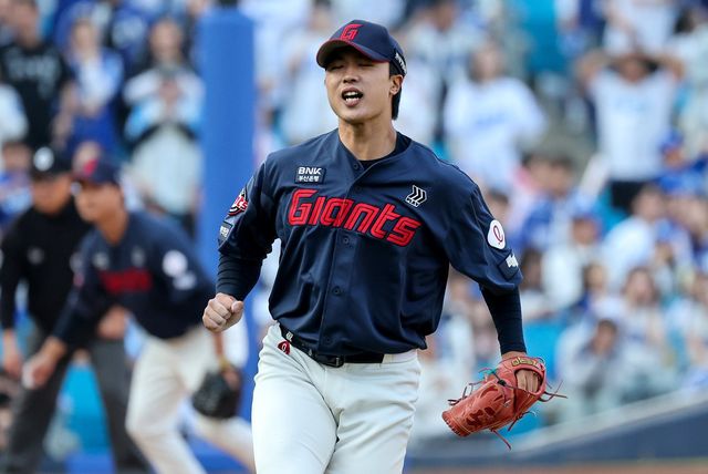 롯데 박정민이 29일 대구 삼성전서 9회말 경기를 마무리한 뒤 환호하고 있다. 대구｜뉴시스