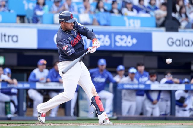 롯데 빅터 레이예스가 29일 대구 삼성전서 7회초 홈런을 쳐내고 있다. 사진제공｜롯데 자이언츠