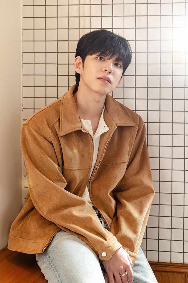 원필이 미니 앨범 ‘언필터드’로 거칠고 솔직한 감정을 드러내며 음악적 변신을 시도했다. 타이틀곡 ‘사랑병동’ 뮤직비디오에서 파격적인 변신과 감정 연기를 감행한 그는 이번 촬영하면서 그간의 답답함이나 갈증을 많이 해소할 수 있었다고 돌이켰다. 사진제공 | JYP 엔터테인먼트