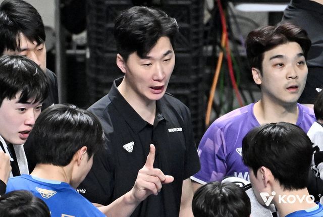 박철우 우리카드 감독대행(가운데)은 29일 장충체육관서 열린 현대캐피탈과 PO 2차전 홈경기를 마친 뒤 선수들과 한 시즌을 치른 과정을 돌아보며 감사함을 전했다. 사진제공│KOVO