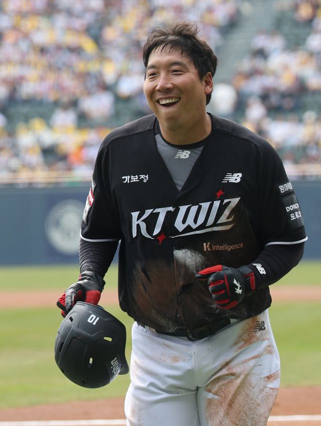 KT 김현수가 29일 잠실구장서 열린 LG전서 득점한 뒤 기뻐하고 있다. KT는 김현수의 활약에 힘입어 개막 2연승을 달렸다. 잠실｜뉴시스