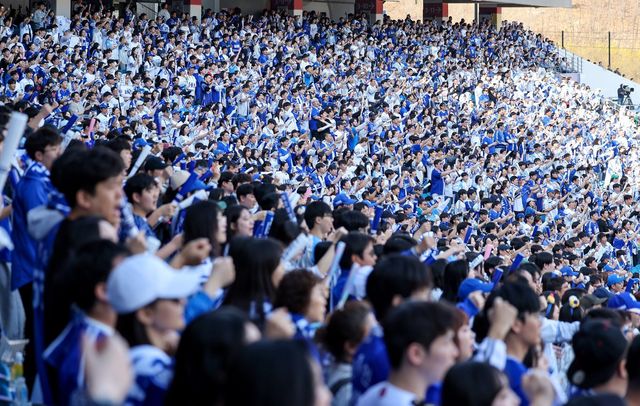 2만4000명의 만원 관중이 들어찬 28일 대구 롯데-삼성전서 팬들이 응원을 하고 있다. 대구｜뉴시스