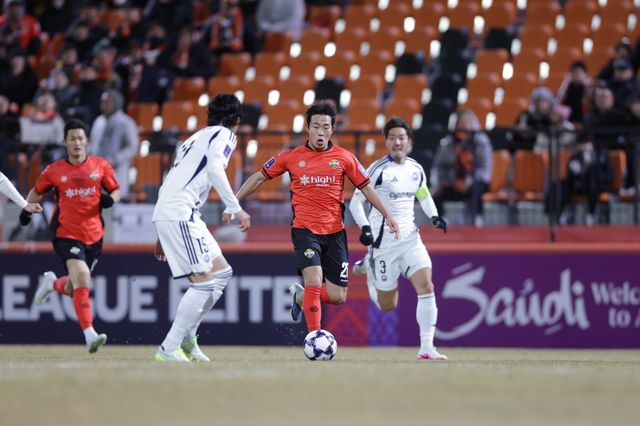 강원 이승원(가운데)이 3일 춘천송암스포츠타운서 열린 마치다 젤비아와 ACLE 16강 1차전 홈경기 도중 돌파를 시도하고 있다. 사진제공｜한국프로축구연맹