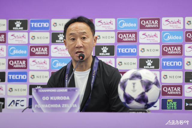 구로다 고 마치다 젤비아 감독이 3일 춘천송암스포츠타운서 열린 강원과 ACLE 16강 원정경기를 마친 뒤 취재진의 질문에 답하고 있다. 사진제공│한국프로축구연맹