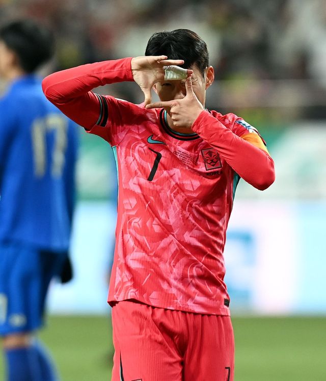 글로벌 축구매체 디 애슬레틱은 2026북중미월드컵서 주목해야 할 선수로 한국축구대표팀 주장 손흥민(사진)과 이강인을 지목했다. 스포츠동아DB