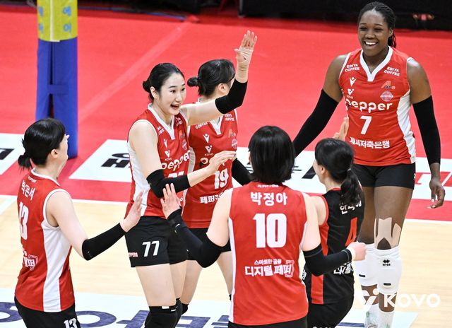 페퍼저축은행 선수들이 1일 흥국생명과 V리그 여자부 홈경기서 팀 득점을 올린 뒤 기뻐하고 있다. 상위팀들의 발목을 낚아채고 있는 페퍼저축은행이 포스트시즌 경쟁의 캐스팅 보트를 쥐고 있다고 해도 과언이 아니다. 사진제공｜V리그