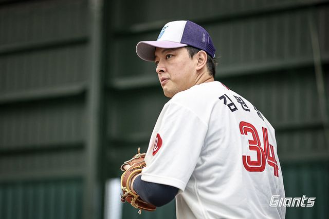 롯데 김원중이 지난달 27일 일본 미야자키 소켄스타디움서 불펜피칭을 소화하고 있다. 사진제공｜롯데 자이언츠