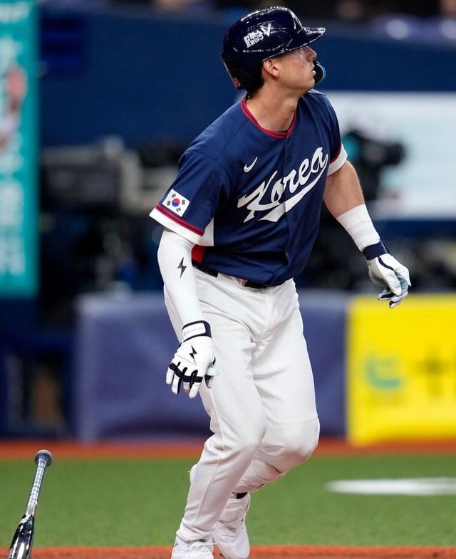 대표팀 셰이 위트컴이 3일 일본 오사카 교세라돔서 열린 오릭스 버펄로스와 2026 WBC 평가서전 5회초 좌월 솔로포를 친 뒤 타구를 바라보고 있다. 사진출처｜MLB코리아 공식 SNS