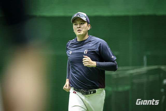 롯데 김원중이 지난달 25일 일본 미야자키 미야코노조구장서 몸을 풀고 있다. 사진제공｜롯데 자이언츠