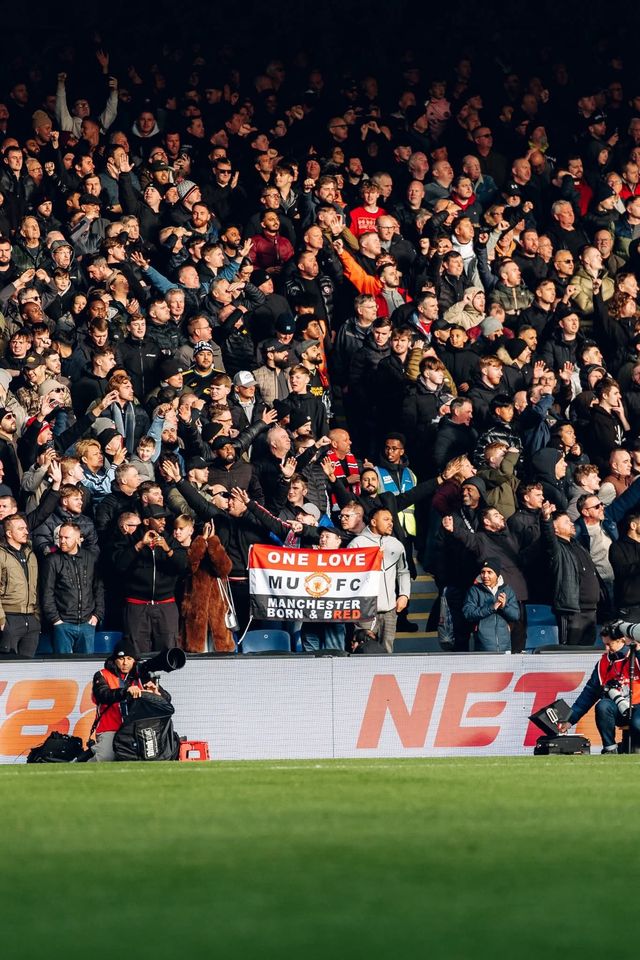 맨유 구단은 금요일인 다음달 20일 예정된 본머스 원정에 참여할 팬들에게 왕복 11시간짜리 무료 버스를 제공하기로 했다. 사진출처｜맨체스터 유나이티드 페이스북