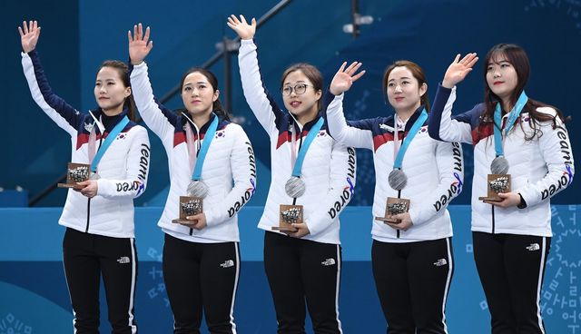 김은정, 김경애, 김선영, 김영미, 김초희(왼쪽부터)로 구성된 강릉시청 여자컬링팀 ‘팀 킴’이 2일 SNS를 통해 공식 해체를 선언했다. 2018평창동계올림픽 여자컬링 은메달을 획득한 뒤 기뻐하는 선수들. 스포츠동아 DB