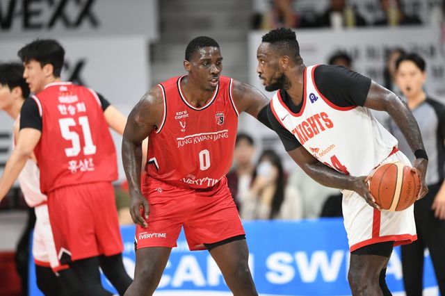 4강 PO 직행 티켓이 걸린 2위를 차지하기 위한 정관장, SK의 경쟁이 치열하다. 정관장 조니 오브라이언트(왼쪽), SK 자밀 워니의 5라운드 경기 장면. 사진제공｜KBL