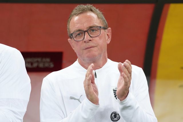 오스트리아 랄프 랑닉 감독이 지난해 10월 루마니아와 원정경기 도중 박수를 치고 있다. 부쿠레슈티｜AP뉴시스