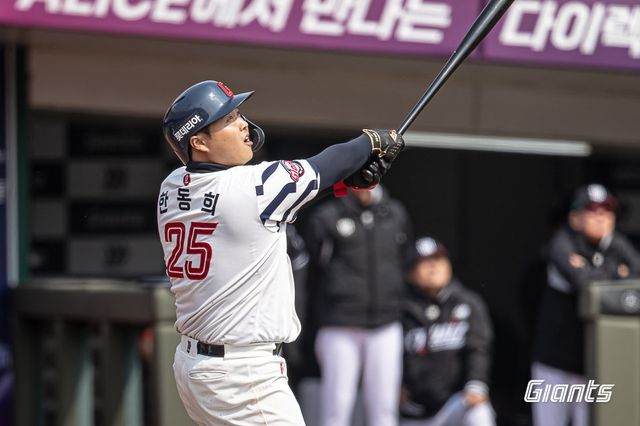 롯데 한동희가 12일 사직구장서 열린 KT와 시범경기서 타구를 바라보고 있다. 사진제공｜롯데 자이언츠