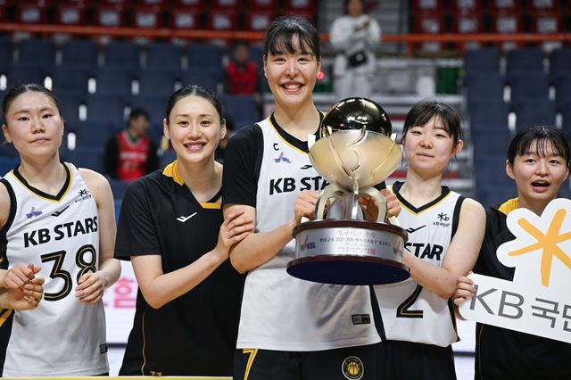 KB스타즈 선수단이 30일 부산 사직체육관서 열린 ‘BNK금융 2025~2026 여자프로농구’ 6라운드 원정경기 BNK전서 정규리그 우승을 확정한 뒤 세리머니를 하고 있다. 사진제공｜KBL