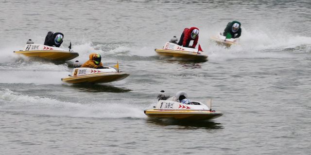 미사경정장에서 선두로 질주하고 있는 김응선.