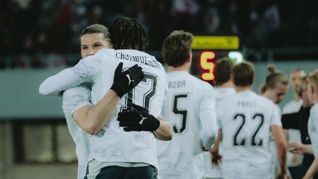 오스트리아 미드필더 마르셀 자비처(왼쪽 뒤)와 카니 추쿠에메카가 28일(한국시간) 에른스트 하펠 슈타디온서 열린 가나와 평가전서 5-1 승리를 거둔 뒤 껴안고 기뻐하고 있다. 사진출처｜오스트리아축구협회 홈페이지