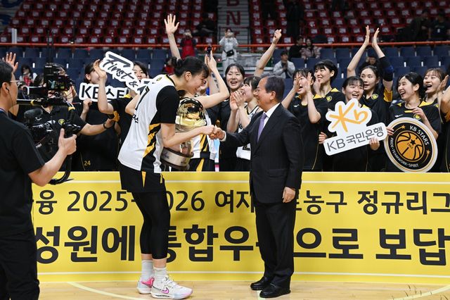 KB스타즈 선수단이 30일 부산 사직체육관서 열린 ‘BNK금융 2025~2026 여자프로농구’ 6라운드 원정경기 BNK전서 정규리그 우승을 확정한 뒤 세리머니를 하고 있다. 사진제공｜KBL