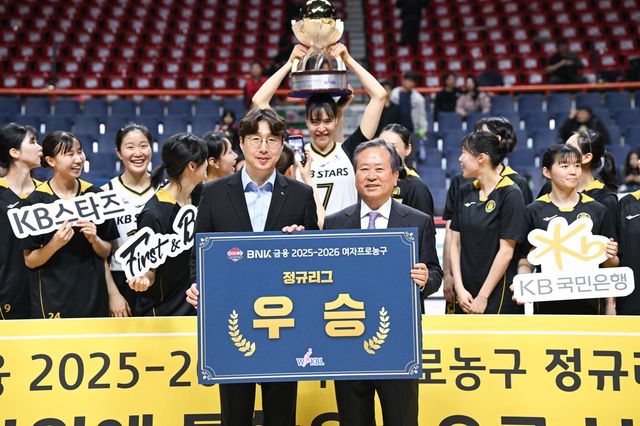 KB스타즈 선수단이 30일 부산 사직체육관서 열린 ‘BNK금융 2025~2026 여자프로농구’ 6라운드 원정경기 BNK전서 정규리그 우승을 확정한 뒤 세리머니를 하고 있다. 사진제공｜WKBL