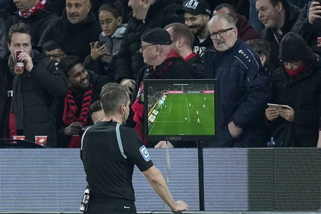 글로벌 스포츠 매체 디 애슬레틱은 30일(한국시간)&nbsp;잉글랜드와&nbsp;웨일스 팬들을 대표하는 FSA(Football Supporters’ Association)가 실시한 최신 설문을 소개했다.&nbsp;EPL&nbsp;팬의 약 76%가 VAR에 반대하는 것으로 나타났다. 레버쿠젠｜AP뉴시스