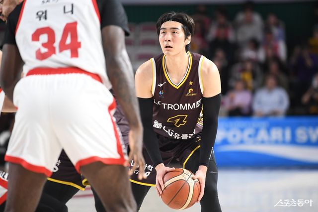 LG 양홍석(오른쪽)이 29일 창원체육관에서 열린 SK와 경기 도중 공격할 준비를 하고 있다. 사진제공｜KBL