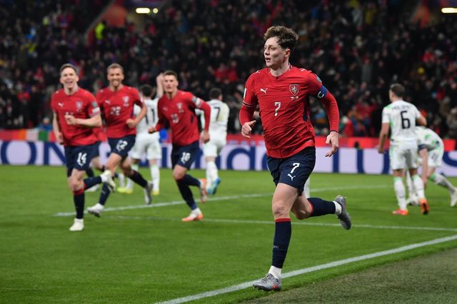 체코 크레이치(7번)가 27일(한국시간) 프라하에서 열린 아일랜드와 북중미월드컵 유럽 패스D 준결승 홈경기에서 득점한 뒤 골 세리머니를 하고 있다. 승부차기로 이긴 체코는 다음달 1일 자국 수도 프라하에서 덴마크와 본선 티켓을 놓고 단판승부를 갖는다. 프라하｜AP뉴시스