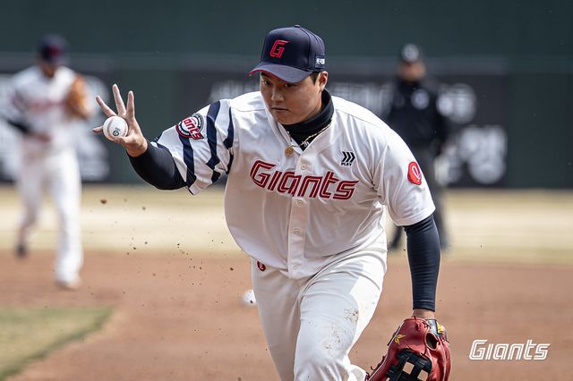 롯데 한동희가 12일 사직구장서 열린 KT와 시범경기서 1루수 수비를 소화하고 있다. 사진제공｜롯데 자이언츠