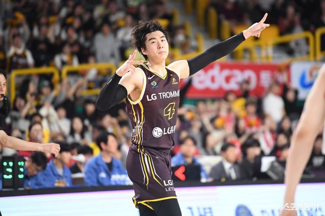 LG 양홍석이 29일 창원체육관에서 열린 SK와 경기 도중 3점슛을 성공시킨 뒤 세리머니를 하고 있다. 사진제공｜KBL