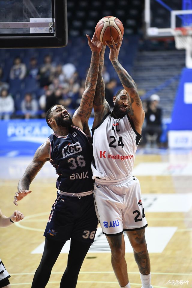 PO 진출 마지노선인 6위를 쟁취하기 위한 KCC, KT의 다툼이 치열하다.&nbsp;KCC 숀 롱(왼쪽), KT 데릭 윌리엄스의 6라운드 맞대결 장면. 사진제공｜KBL