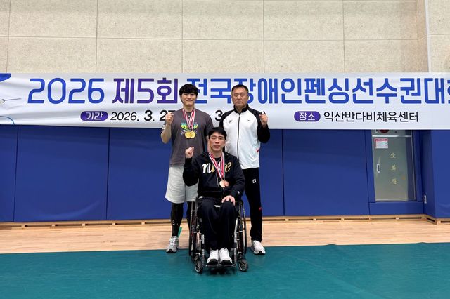 GKL펜싱팀 (앞줄 박천희선수, 뒷줄 왼쪽부터 심재훈선수, 박상민 감독)