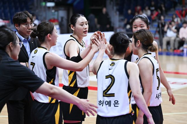 KB스타즈 강이슬(왼쪽에서 3번째)이 30일 BNK전서 동료들과 하이파이브를 하고 있다. 사진제공ㅣWKBL