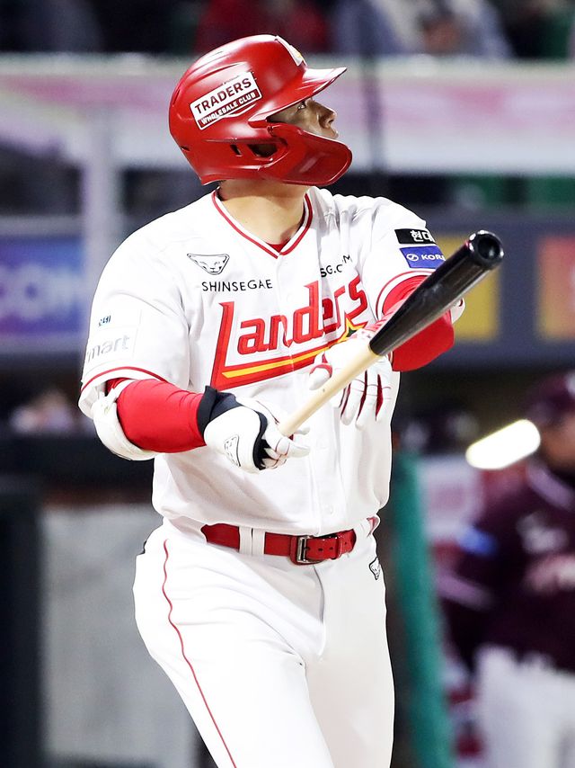 SSG 김재환이 3월 31일 인천SSG랜더스필드서 열린 ‘2026 신한 SOL KBO리그’ 키움과 홈경기서 4번 지명타자로 선발출전해 7회말&nbsp;올해 첫 홈런을 친 뒤 타구를 바라보고 있다. 사진제공&nbsp;｜SSG 랜더스