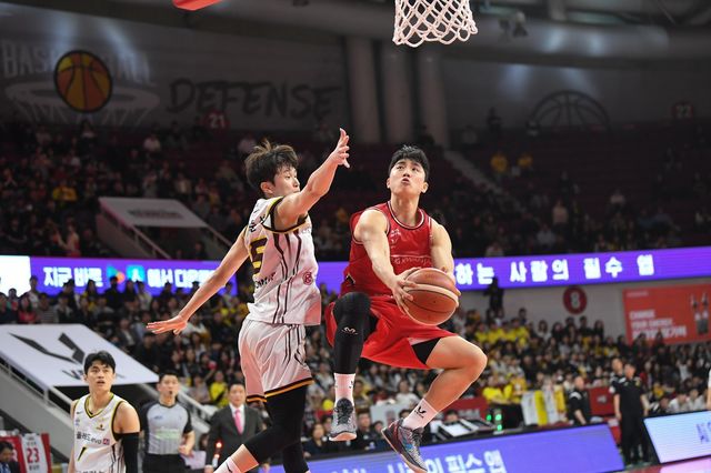 정관장 박지훈(오른쪽)이 3월 31일 안양 정관장 아레나서 열린 LG전에서 양준석의 수비를 피해 골밑 공격을 시도하고 있다. 사진제공｜KBL