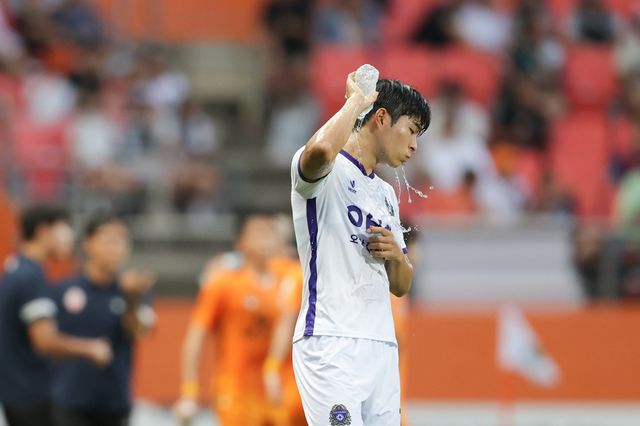 K리그는 WGBT 지수 32도를 넘었을 때 ‘쿨링 브레이크’를 시행해왔으나 FIFA가 날씨, 기후와 상관없이 전반과 후반 22분에 3분씩 휴식시간을 주는 ‘하이드레이션 브레이크’를 도입하면서 제도 적용을 신중히 검토하고 있다. 사진제공｜한국프로축구연맹