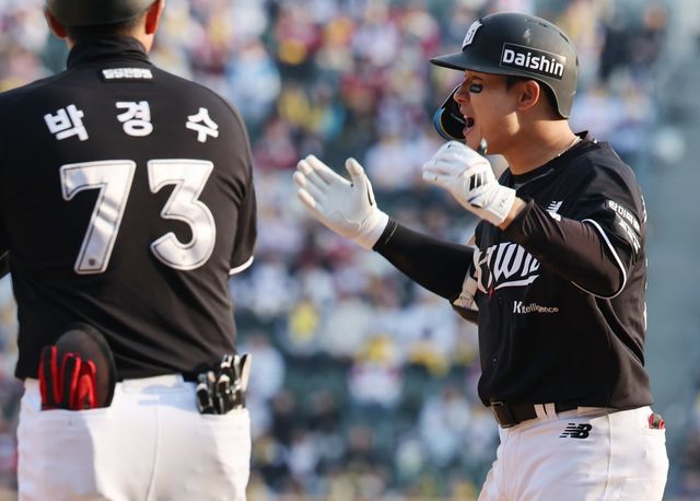 KT 최원준(오른쪽). 뉴시스