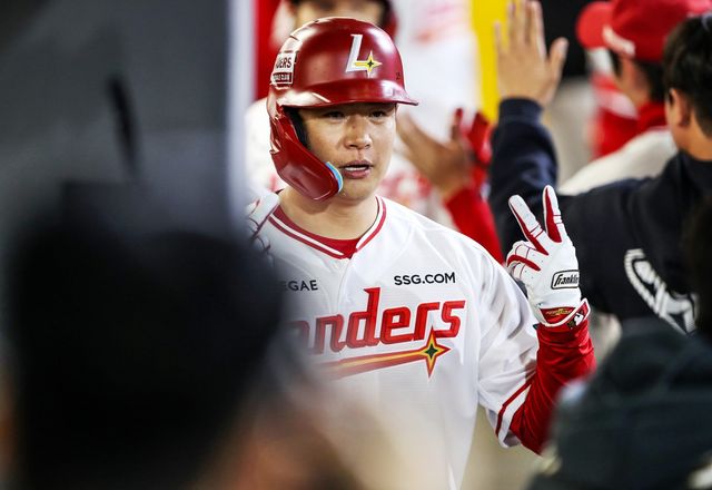 SSG 김재환이 3월 31일 인천SSG랜더스필드서 열린 ‘2026 신한 SOL KBO리그’ 키움과 홈경기서 4번 지명타자로 선발출전해 7회말 올해 첫 홈런을 친 뒤 세리머니를 하고 있다. 사진제공 ｜SSG 랜더스