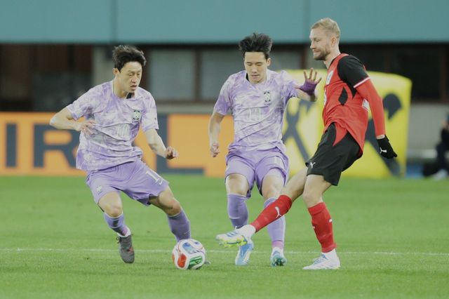 축구국가대표팀 이재성, 이태석(왼쪽부터)이 1일(한국시간) 에른스트 하펠 슈타디온서 열린 오스트리아와 평가전 도중 콘라트 라이머를 막고 있다. 빈｜AP뉴시스