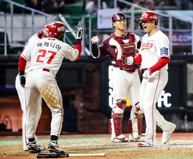 SSG 김재환(오른쪽 첫 번째)이 3월 31일 인천SSG랜더스필드서 열린 ‘2026 신한 SOL KBO리그’ 키움과 홈경기서 4번 지명타자로 선발출전해 7회말&nbsp;올해 첫 홈런을 친 뒤 동료와 기쁨을 누리고 있다. 사진제공&nbsp;｜SSG 랜더스