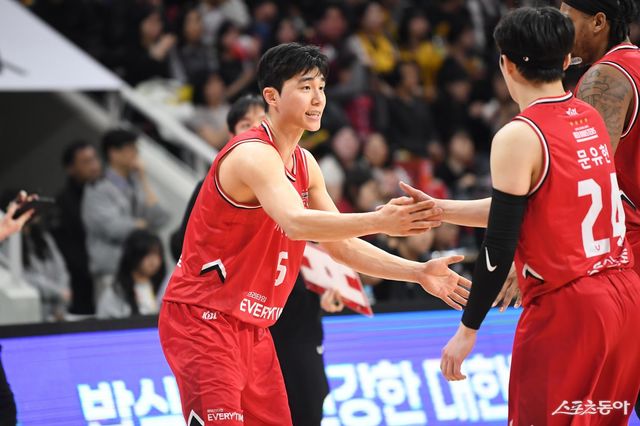 정관장 박지훈(왼쪽)이 3월 31일 안양 정관장 아레나서 열린 LG전에서 문유현과 하이파이브를 하고 있다. 사진제공｜KBL