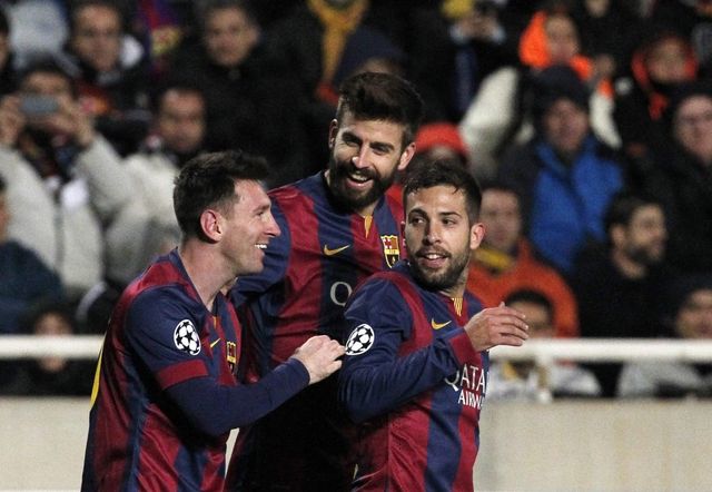 스페인의 전설적 수비수 피케(가운데)가 메시와 호날두 중 메시가 더 낫다고 평가했다. AP뉴시스