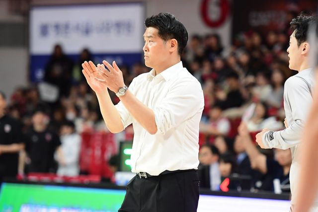 조상현 LG 감독이 3월 31일 안양 정관장 아레나서 열린 정관장전에서 선수들을 독려하고 있다. 사진제공｜KBL